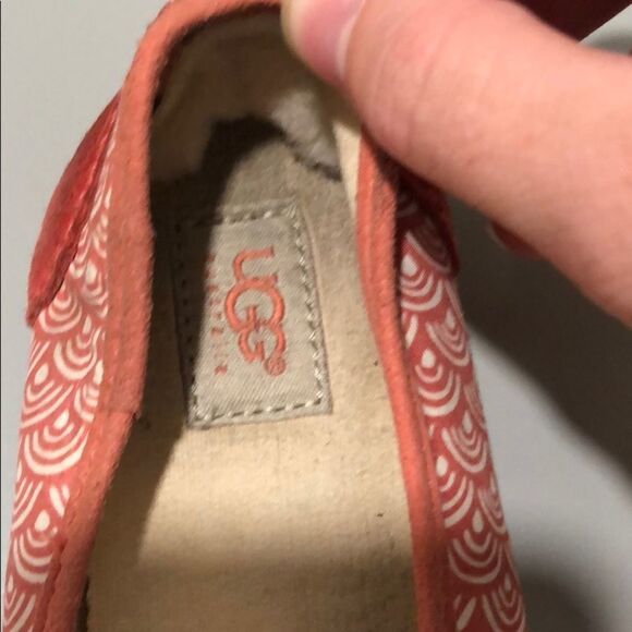 Ugg slip on shoes- size 1 big kids - Picture 6 of 8